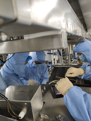 苏州微流纳米工程人员进行Microfluidics 7250设备检修